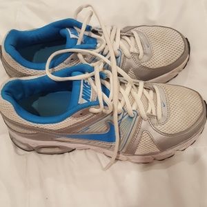 WOMEN'S Nike 8.5 N running shoes